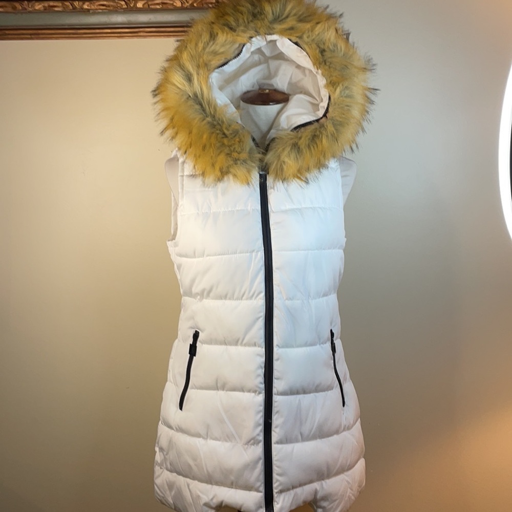 NANWAN WHITE FULL ZIP LONG PUFFER VEST With faux fur hood- zips up completely.